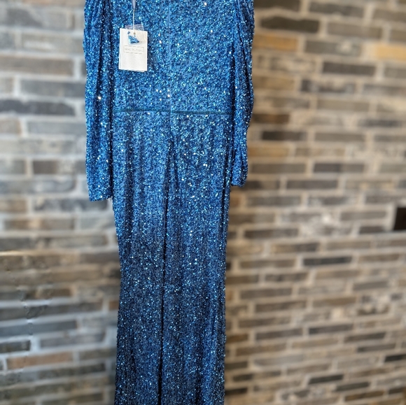 Puff shoulder sequence gown size 10 - Picture 8 of 8